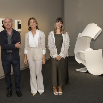 L'artista Ñaco Fabré; la directora de CaixaForum Palma, Margarita Pérez-Villegas, i la comissària Raquel Victoria Rodríguez.