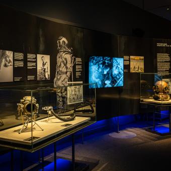 Una de las salas de la muestra «Naufragios. Arqueología sumergida» en CaixaForum Zaragoza.
