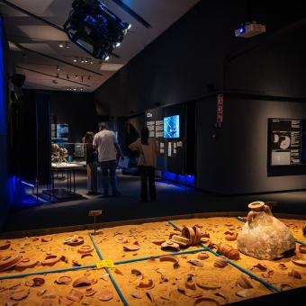 Visitantes recorriendo las salas de la exposición «Naufragios. Arqueología sumergida» en CaixaForum Zaragoza. 