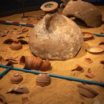 Algunos de los objetos presentes en la exposición «Naufragios. Arqueología sumergida» en CaixaForum Zaragoza. 
