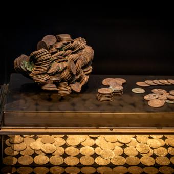 Algunos de los objetos presentes en la exposición «Naufragios. Arqueología sumergida» en CaixaForum Zaragoza. 