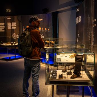 Un hombre en una de las salas de la muestra «Naufragios. Arqueología sumergida» en CaixaForum Zaragoza.  