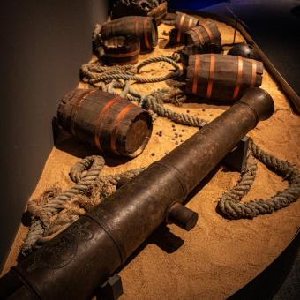 Algunos de los objetos presentes en la exposición «Naufragios. Arqueología sumergida» en CaixaForum Zaragoza. 