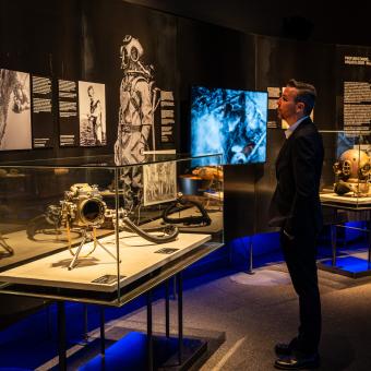 Un visitante admirando algunas de las obras presentes en la exposición «Naufragios. Arqueología sumergida» en CaixaForum Zaragoza.