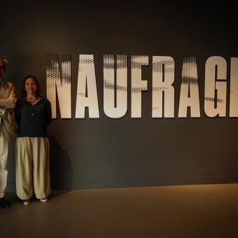 El director de CaixaForum Zaragoza, Ricardo Alfós, y la comisaria de la exposición y responsable del Centre d'Arqueologia Subaquàtica de Catalunya, Rut Geli, en la entrada de la exposición «Naufragios» en CaixaForum Zaragoza. 