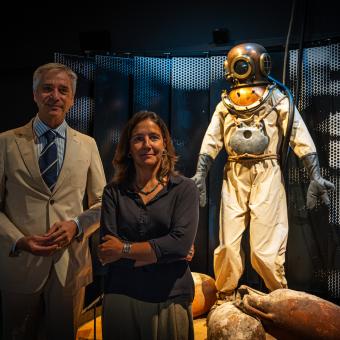 El director de CaixaForum Zaragoza, Ricardo Alfós, y la comisaria de la exposición y responsable del Centre d'Arqueologia Subaquàtica de Catalunya, Rut Geli.