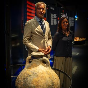 El director de CaixaForum Zaragoza, Ricardo Alfós, y la comisaria de la exposición y responsable del Centre d'Arqueologia Subaquàtica de Catalunya, Rut Geli.
