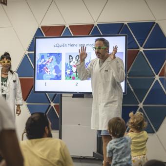 Imatge d'una de les activitats durant la Nit de la Recerca a CosmoCaixa.