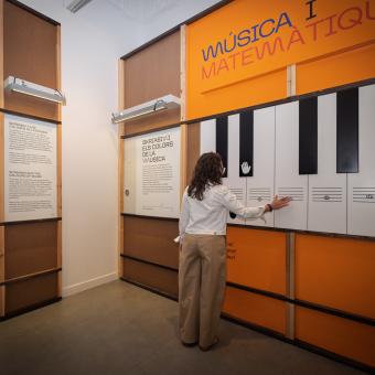Teclat gegant a l'entrada de l'exposició.