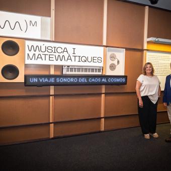 Glòria Olivé i Carlos Calderón, a l'entrada de Música i matemàtiques, a CaixaForum Tarragona.