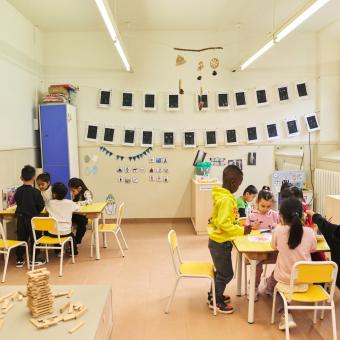 Alumnos de primaria en una actividad colaborativa en el aula.