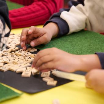 Actividad de lectoescritura manipulativa en el aula.