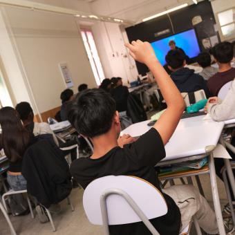 Alumno participando activamente en clase.