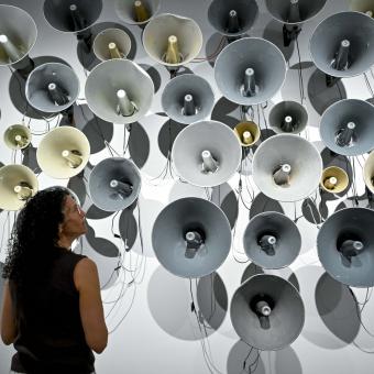 Una chica observando una instalación de la exposición «Una fuerza del pasado» en CaixaForum Barcelona.