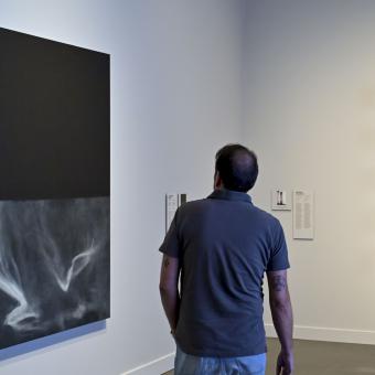 Visitantes en la exposición «Una fuerza del pasado» en CaixaForum Barcelona.