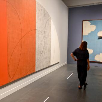 Visitantes en la exposición «Una fuerza del pasado» en CaixaForum Barcelona.