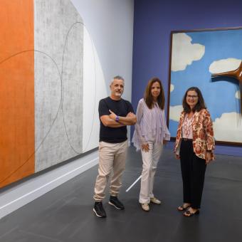 La directora de CaixaForum Barcelona, Mireia Domingo (centro), junto con los comisarios Carlos Martín (izquierda), historiador del arte, y Nimfa Bisbe (derecha), directora de la Colección de Arte Contemporáneo de la Fundación ”la Caixa”.