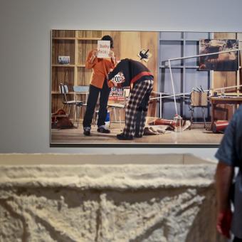 Visitantes en la exposición «Una fuerza del pasado» en CaixaForum Barcelona.