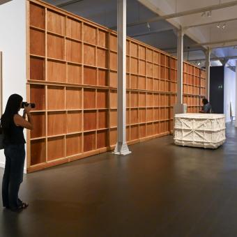 Una persona fotografiando la exposición «Una fuerza del pasado» en CaixaForum Barcelona.