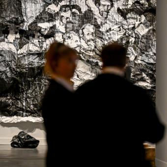 Visitantes en la exposición «Una fuerza del pasado» en CaixaForum Barcelona.