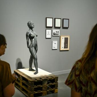 Dos personas observando una obra de la exposición «Una fuerza del pasado» en CaixaForum Barcelona.  Dos persones observant una obra de l’exposició «Una força del passat» a CaixaForum Barcelona.