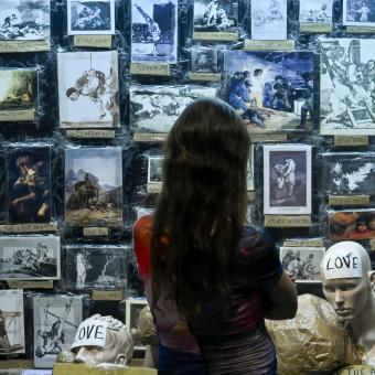 Una chica observando una instalación de la exposición «Una fuerza del pasado» en CaixaForum Barcelona.