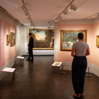 Dos visitants de l'exposició «La botànica de l'art».