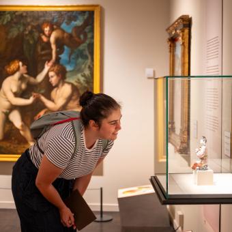 Una assistent de l'exposició «La botànica de l'art».
