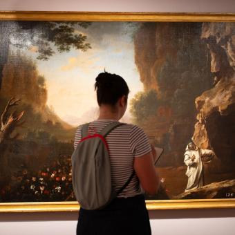 Una assistent admira un quadre de l'exposició «La botànica de l'art».
