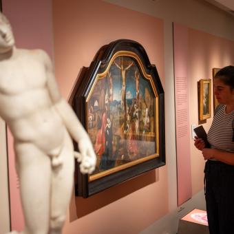 Una assistent de l'exposició «La botànica de l'art».