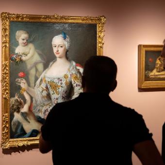 Dos assistents a l'exposició «La botànica de l'art».
