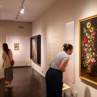 Dues visitants admiren obres a l'exposició «La botànica de l'art».
