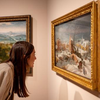 Un assistent admira un quadre de l'exposició «La botànica de l'art».