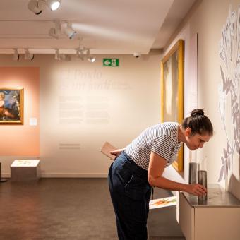 Visitant en l'exposició «La botànica de l'art» a CaixaForum Lleida.