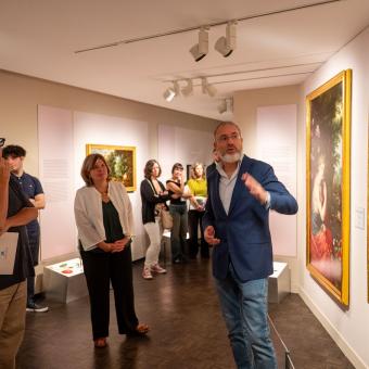 El comisario Eduardo Barba i visitants a l'exposició «La botànica de l'art»