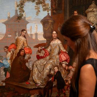 Una visitant a l'exposició «La botànica de l'art»