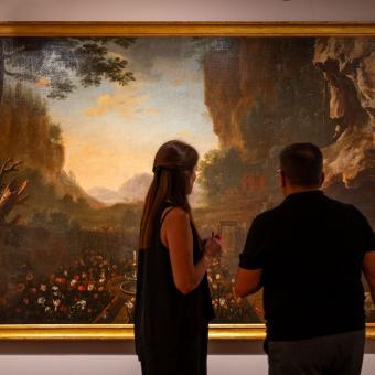 Dos visitants a l'exposició «La botànica de l'art»