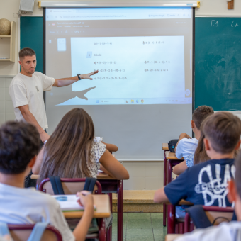 Joan Cruz dando clase en el colegio San Viator de Huesca.