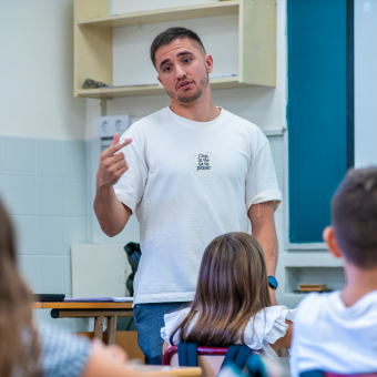 Joan Cruz dando clase en el colegio San Viator de Huesca.
