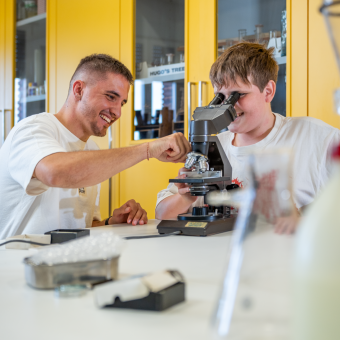 Izan Bonilla y Joan Cruz en el laboratorio.