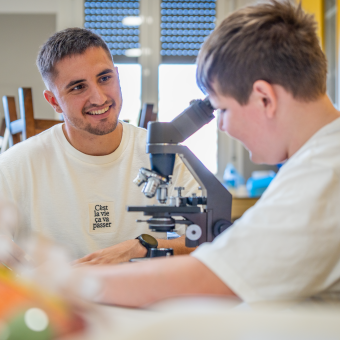 Izan Bonilla y Joan Cruz en el laboratorio.