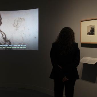 Una mujer en una de las salas de la exposición «Rembrandt. Un mundo en grabados», en CaixaForum València. 