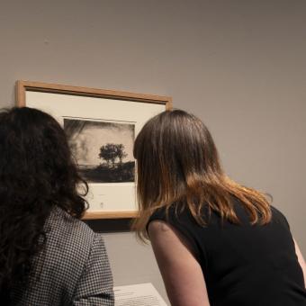 Dos mujeres admirando una obra presente en CaixaForum València. 