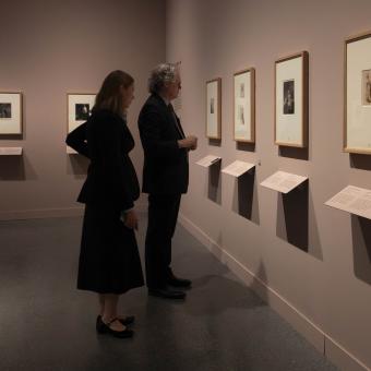 Dos personas admirando algunas de las obras presentes en la exposición de la muestra «Rembrandt. Un mundo en grabados», en CaixaForum València. 