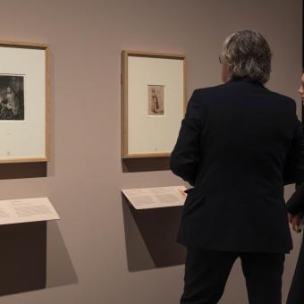 Dos visitantes admiran algunos de las obras de la muestra «Rembrandt. Un mundo en grabados», en CaixaForum València. 