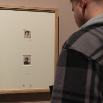 Un hombre admirando una de las obras presentes en la exposición «Rembrandt. Un mundo en grabados».