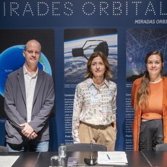 Michael Booth, Anna Colomer y Marion Friedl, en la rueda de prensa de «Miradas orbitales» en CaixaForum Girona.