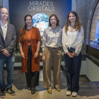 Michael Booth, Marion Friedl, Anna Colomer i Anna Ruiz Ayala, a l'entrada de l'exposició.