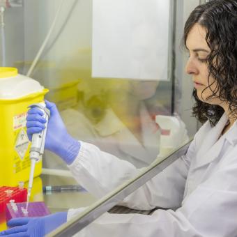 La investigadora Mireia López Siles, al laboratori de la Universitat de Girona.