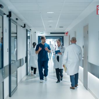 Sanitarios trabajando en un hospital. 